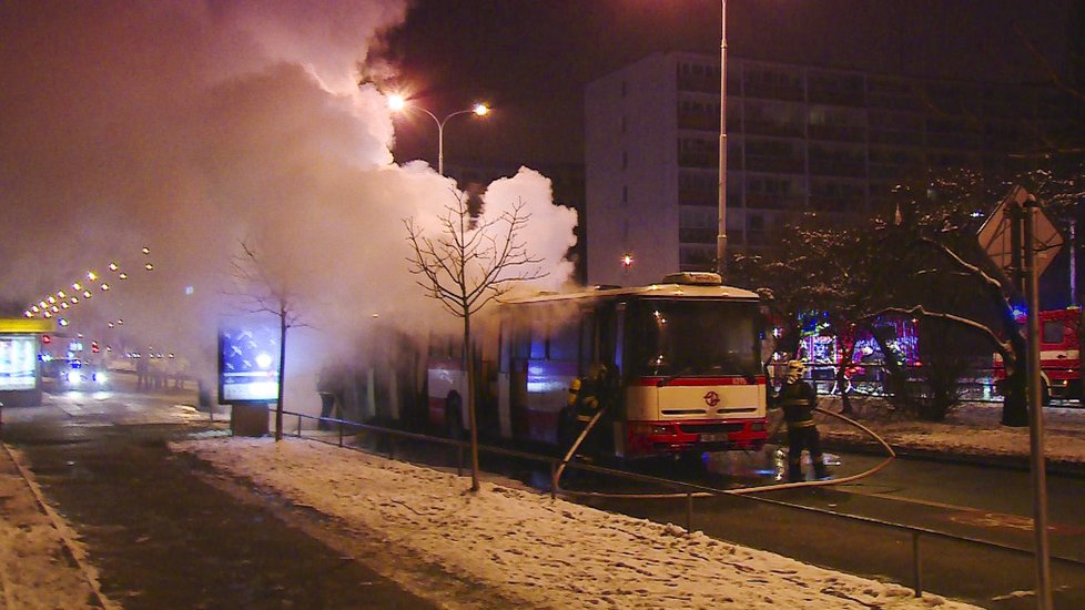 Na Novodvorské v noci shořel autobus.