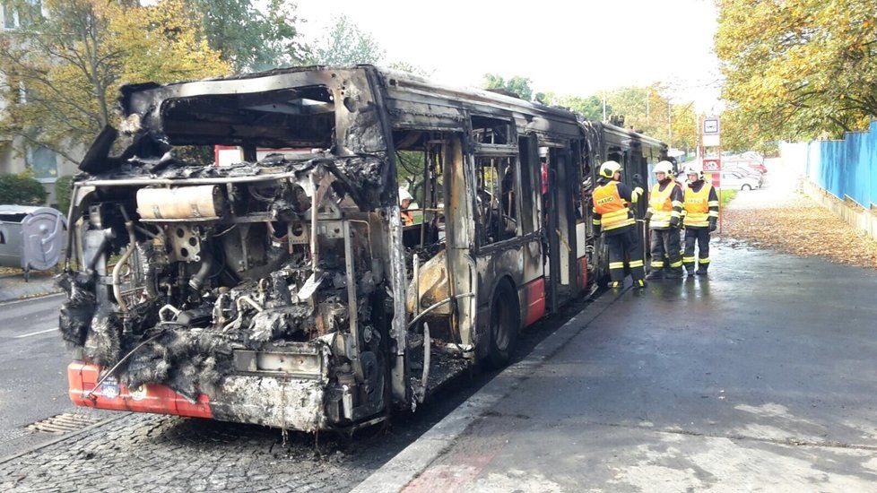 Autobus v Motole shořel