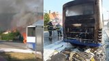 Autobus u Jílového zachvátily v horku plameny, hasili je i kolemjedoucí řidiči