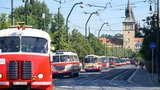 Praha si připomněla 100 let autobusové dopravy. Centrem projela slavnostní kolona