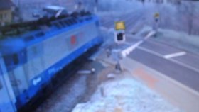 Z neostrého kamerového záznamu je zřejmé, že řidič ukrajinského autobusu vjel na přejezd, když blikala červená světla.