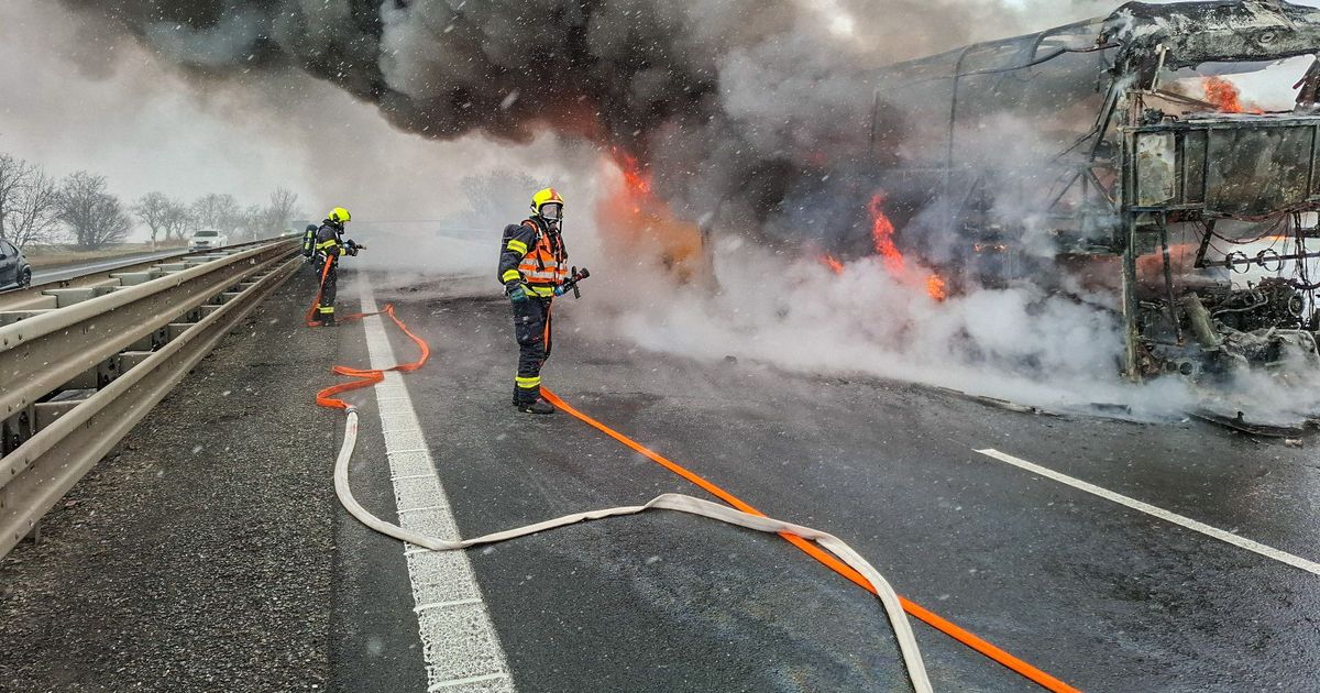 Pánico cerca de Vyškov: 35 personas escaparon del autobús en llamas