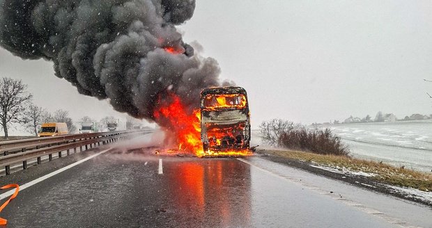 Un autobús quemado en la autopista D46 de Prostějov a Vyškov, 35 personas fueron evacuadas. (29 de enero de 2026) Un autobús quemado en la autopista D46 de Prostějov a Vyškov, 35 personas fueron evacuadas. (29 de enero de 2026)