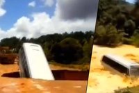 Neuvěřitelné video z Brazílie: Rozvodněná řeka vcucla autobus, pak ho „vyplivla“