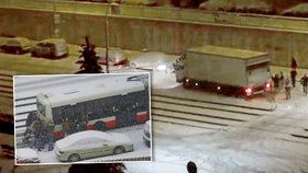 V polovině února lidé v Řepích vytlačili autobus. Na konci měsíce zas ve sněhu pomohli nákladnímu automobilu.