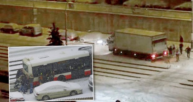 Po autobusu vytlačili kamion. Lidé z pražských Řep se znovu postavili sněhu