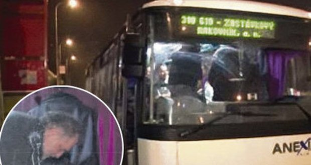 Tenhle člověk, který řídí autobusy už řady let, držel kvůli telefonu za pár korun dvě hodiny cestující jako rukojmí
