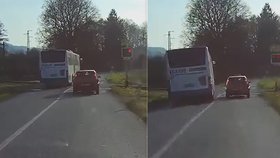 Řidič autobusu přejel přes přejezd v době, kdy blikala červená výstraha.