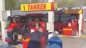 Autobusák ztratil nervy! Na pumpě v Malackách zbil seniora.