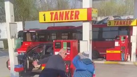 Autobusák ztratil nervy! Na pumpě v Malackách zbil seniora.