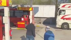 Autobusák ztratil nervy! Na pumpě v Malackách zbil seniora.