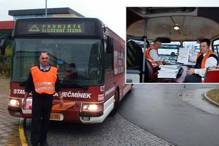 Viděli jste řidiče autobusu s vestou? Tiše protestoval proti nízkým mzdám