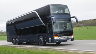 Český autobus ve Francii zasáhly střely, šest lidí zranily střepy