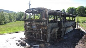 Z autobusu zbyla jenom ohořelá kostra.