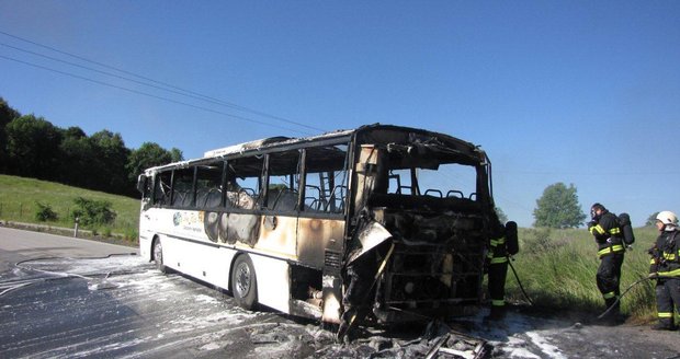 Na dálnici D1 hořel maďarský autobus