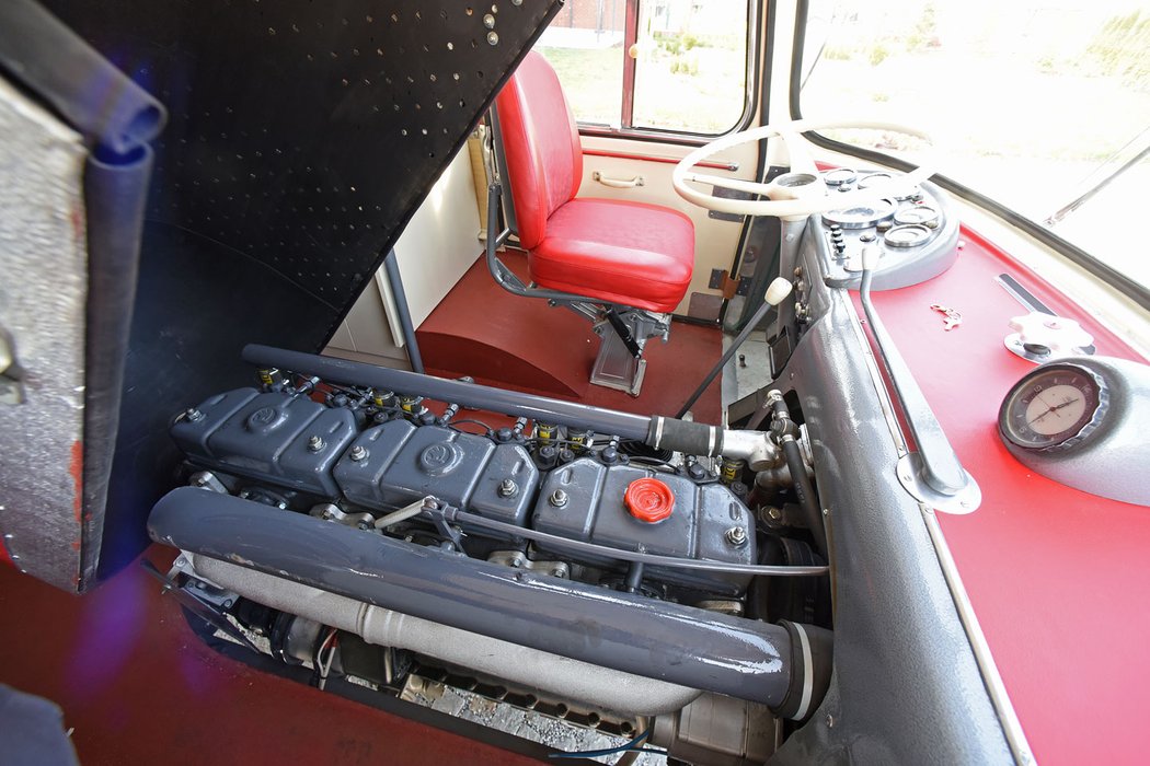 Šestiválcový řadový motor se nachází v přídi vozu