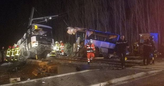 Francie: Vlak na přejezdu smetl školní autobus.