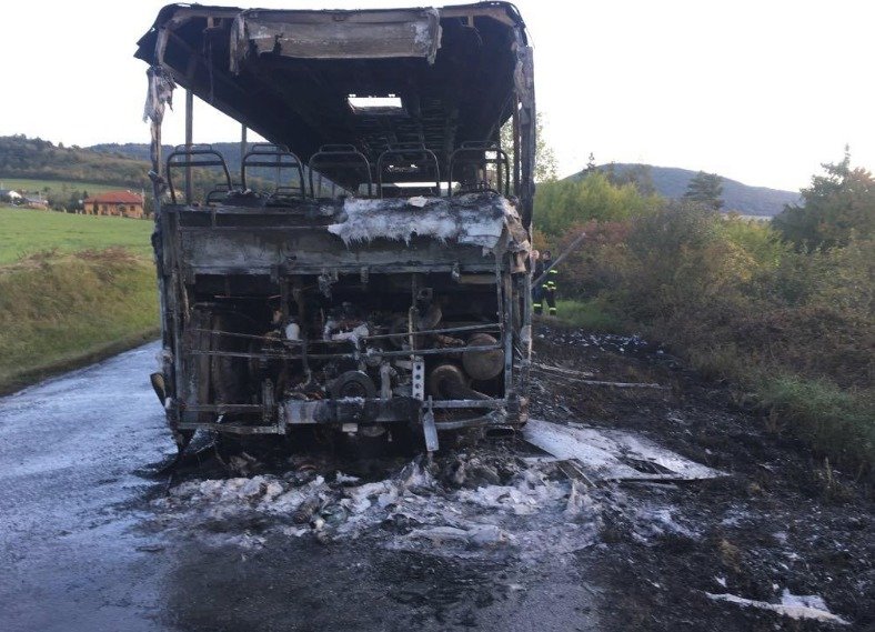 Z autobusu zbyla jen ohořelá kostra.