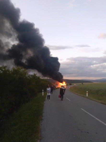 Dým z autobusu stoupal vysoko.