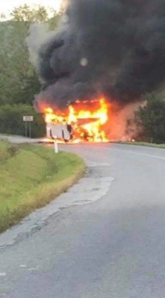 Celý autobus skončil v plamenech.