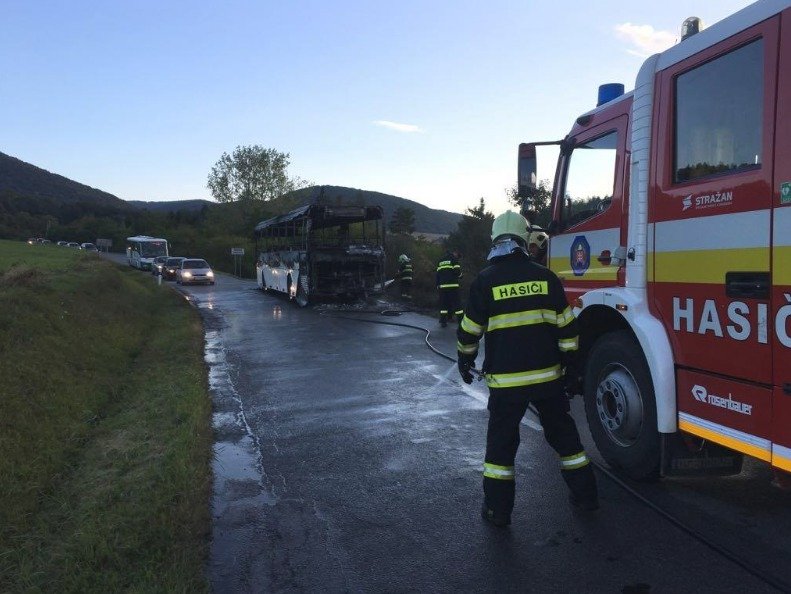 Hasiči měli s požárem autobusu plné ruce práce.