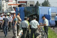 Těžká nehoda autobusu: Řidič zemřel, těhotná žena skončila popálená!
