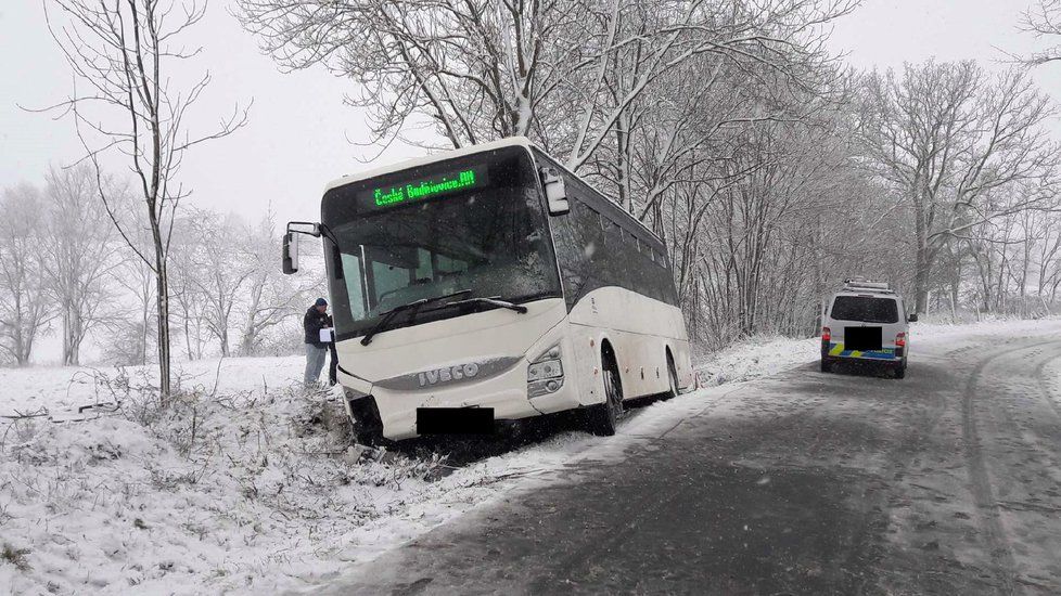 Hlavně horské silnice jsou pokryté sněhem.