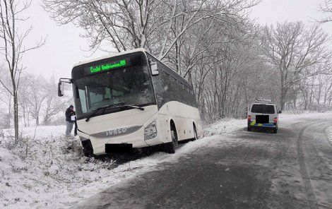 Autobus po nehodě vypadal skoro nepoškozený.