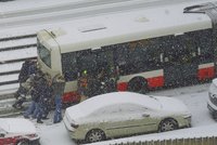 Pražané sobě. Autobus 180 za hustého sněžení do kopce vytlačili cestující