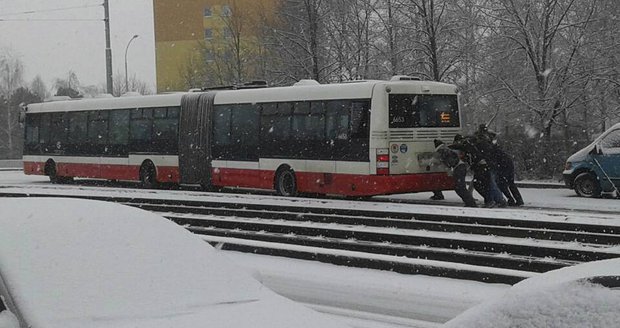Kvůli hustému sněžení tlačili cestující autobus do kopce.