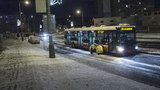 Za Prahou zapadl autobus ve sněhu. Potíže má kvůli počasí celá řada spojů