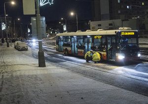 Autobusy v Praze mají kvůli sněhu problémy (ilustrační foto).