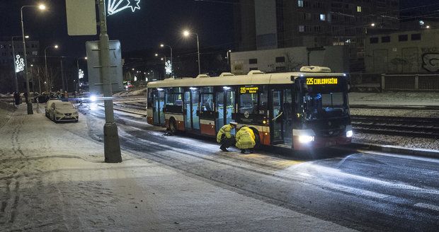 Za Prahou zapadl autobus ve sněhu. Potíže má kvůli počasí celá řada spojů