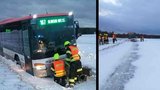 Sníh zaskočil řidiče autobusu: S 20 cestujícími zapadl do příkopu