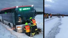 Sníh zaskočil řidiče autobusu: S 20 cestujícími zapadl do příkopu