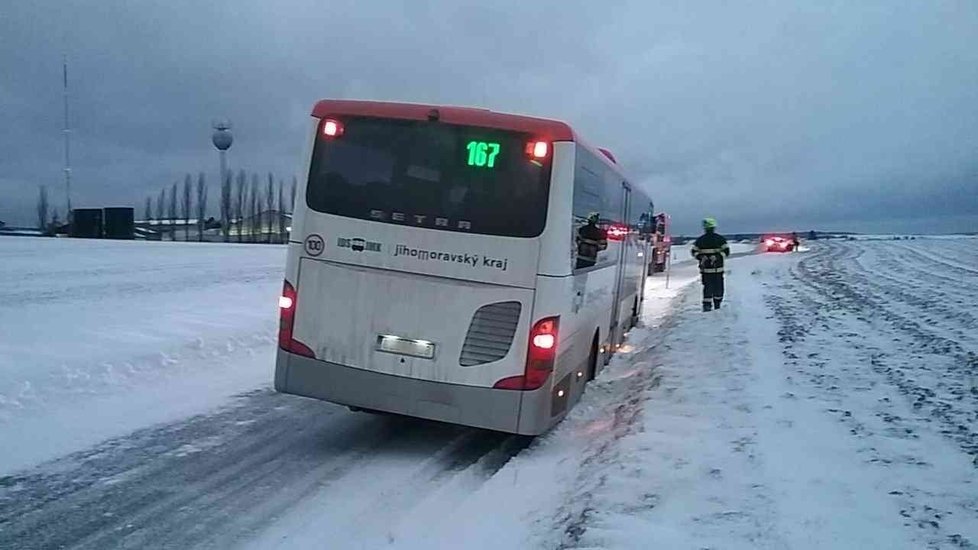 Řidiče autobusu zaskočil v pátek 28. ledna čerstvě napadený sníh. U Podomí sjel do příkopu.