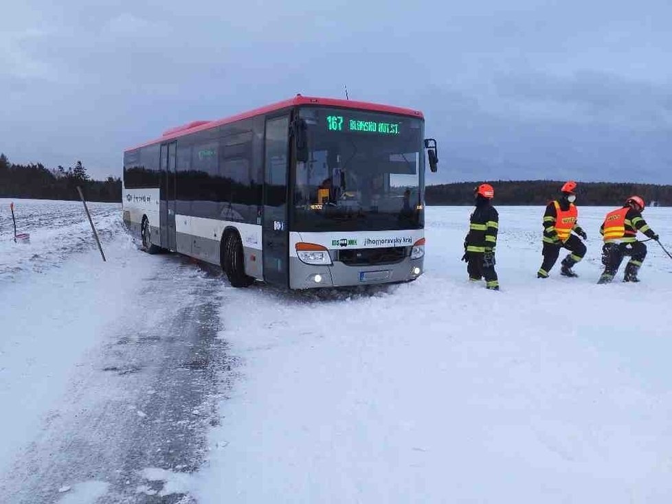 Řidiče autobusu zaskočil v pátek 28. ledna čerstvě napadený sníh. U Podomí sjel do příkopu.