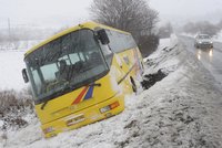 Na Liberecku boural autobus plný dětí. Řidič neměl platný řidičák!