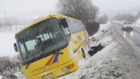 Počasí oěpt řádí: Ledovka způsobila nehodu na Liberecku, do příkopu sjel autobus plný dětí. Řidič má však další problém. Díky bodům neměl platný řidičák! (ilustrační foto)