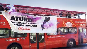 Útok na turistický autobus v Barceloně.