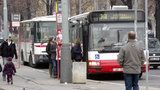 Praha se vzteká kvůli jízdním řádům: Autobus ujíždí před nosem, jiný se loudá