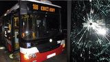 Na autobus pražské MHD někdo vystřelil: Uvnitř bylo 15 lidí. Další shořel v Motole