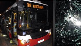 Na pražský autobus někdo vystřelil.