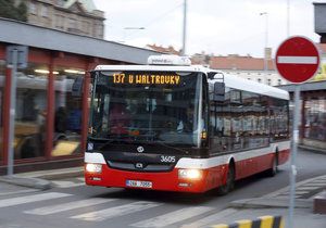 Metro v Jinonicích nahradí na sedm měsíců autobusová doprava. Nejvíce bude posílena linka 137.