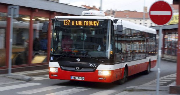 Muž se zastal řidiče autobusu: Útočníci ho zbili před jeho malou dcerkou