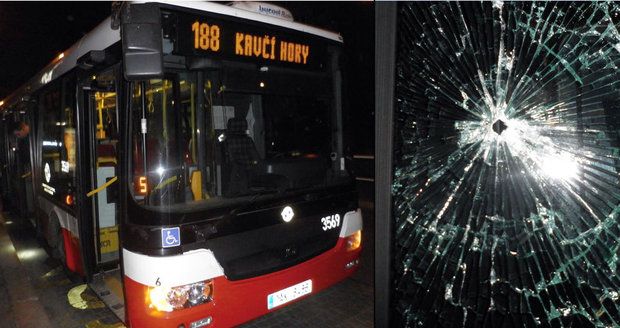 Na autobus pražské MHD někdo vystřelil: Uvnitř bylo 15 lidí. Další shořel v Motole