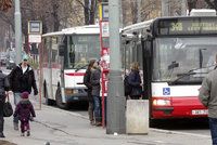 Praha se vzteká kvůli jízdním řádům: Autobus ujíždí před nosem, jiný se loudá