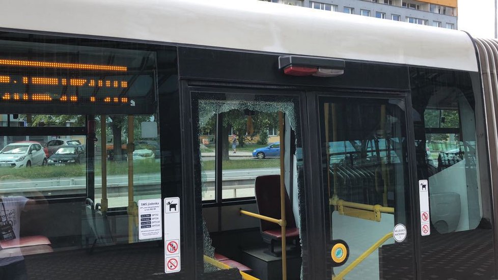 Žena vykopla dveře autobusu na zastávce MHD Střížkov. Škoda může vyšplhat až na 20 tisíc korun.