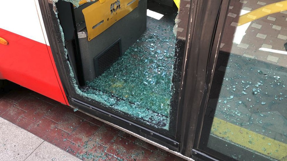 Žena vykopla dveře autobusu na zastávce MHD Střížkov. Škoda může vyšplhat až na 20 tisíc korun.