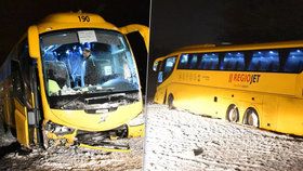 Na Karlovarsku havaroval ve vánici autobus společnosti Student Agency.